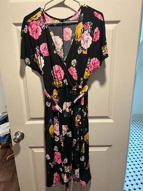 Torrid Black Floral V-Neck Faux Wrap Midi Dress with Tie Waist Size 2